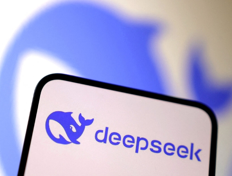 Китайская нейросеть DeepSeek вызвала обвал на фондовых рынках и стала серьёзным конкурентом ChatGPT